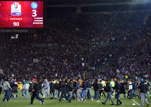 Subito dopo il triplice fischio scatta l&#39;invasione da parte dei tifosi partenopei. Ansa